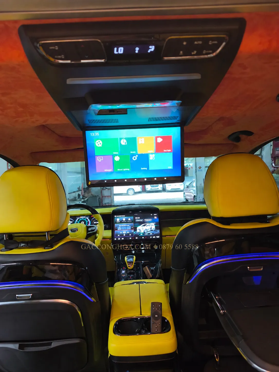Màn hình TV ốp trần cỡ lớn và bảng điều khiển trung tâm trong nội thất GAC M8 độ limousine